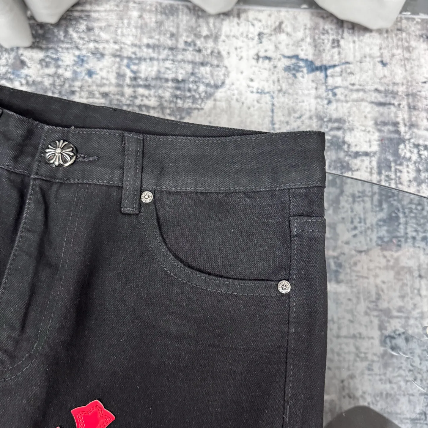 P240 Chrome Hearts 24SS Cross Sanskrit limited style graffiti printed leather jeans. Chrome Hearts limited edition leather washed jeans, Miami limited jeans, the entire cross leather is hand-made_different version, a heavy black blue cow fabric with moderate thickness and texture, antique metal silver label decoration, denim embedded thread manufacturing and production 💙Among Chrome Hearts' many trousers, its color is unique, and people are deeply attracted at a glance. It is made of beaded canvas fabric and has been washed with heavy water. The upper body is very textured, crisp and stylish, and will not collapse at all. The three-dimensional cut of the trousers has a first-class effect in modifying the shape of the legs. It can be easily controlled by any figure, and you can instantly become a street trendy person when you put it on.  🔩Customized hardware, full of texture, every detail is done to the extreme. The thick beaded canvas fabric becomes soft and skin-friendly after washing, and has excellent breathability, making it comfortable to wear all day long. Customized small leather label, unique design, simple yet elegant, exquisite workmanship, neat wiring, every detail demonstrates quality and style.  These pants are gender-neutral and can be worn by both men and women, easily creating a sense of fashion. Pair them with a T-shirt or sweatshirt and you can easily go out and hit the streets. Size: 28/30/32/34/36 Waist: 69/74/79/84/89 Pants length: 102/103/104/105/106
